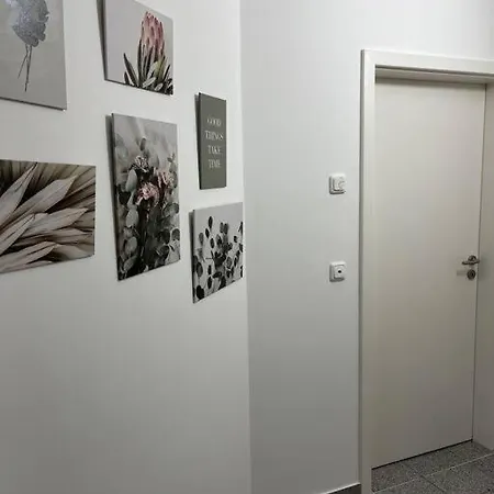 Apartment Neu Sanierte Fuer 2-4 P *