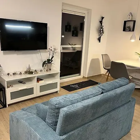 Neu Sanierte Fuer 2-4 P Apartment